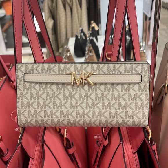 MICHAEL KORS
Reed Large Snap Signature Wallet
35S3G6RE3B
Light Cream Multi
NWT - Picture 5 of 16